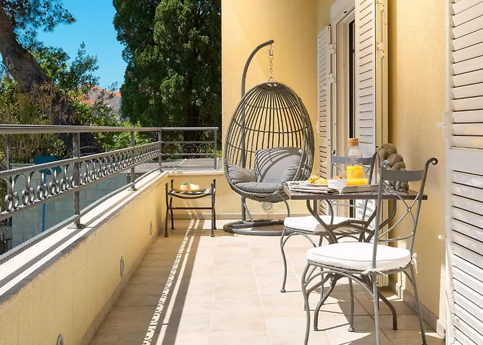 Front In بيت للعطل سبليت