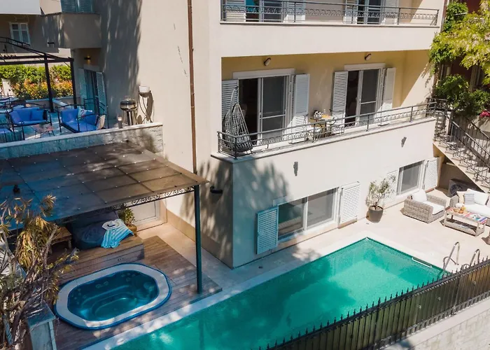 Front In بيت للعطل